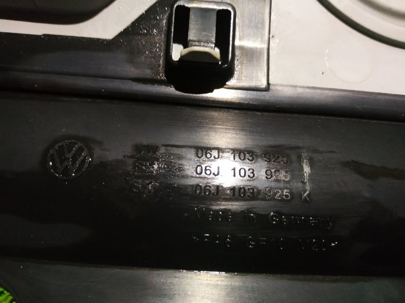 Крышка двигателя Volkswagen Tiguan 5N1