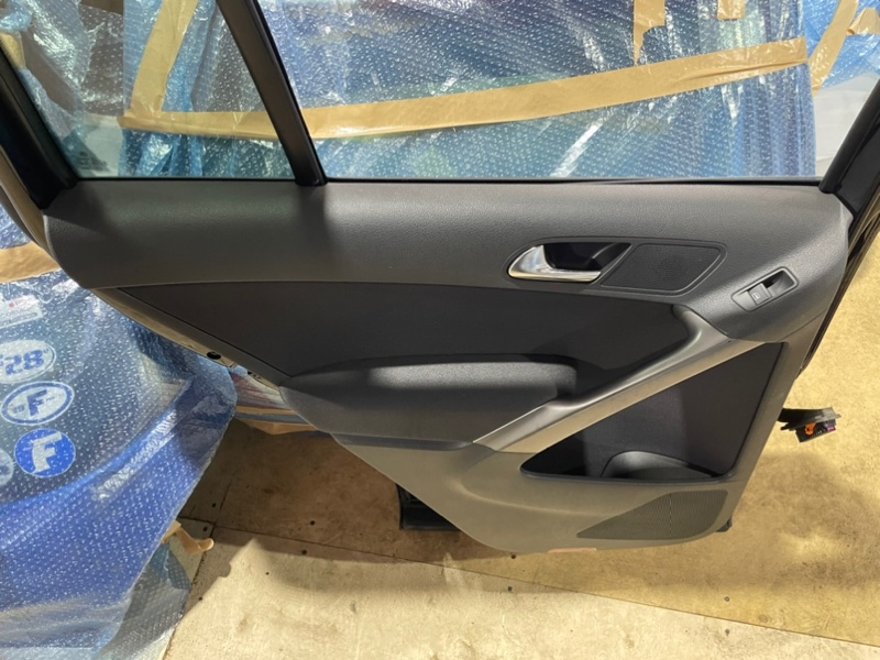 Обшивка двери VOLKSWAGEN TIGUAN 2009 5N1
