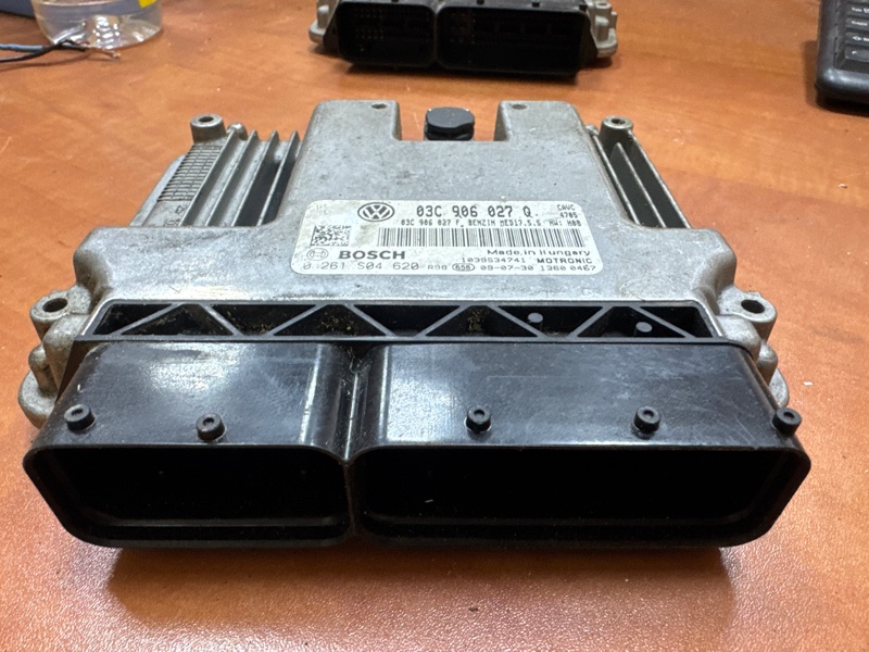 Блок управления двс VOLKSWAGEN Touran 2011