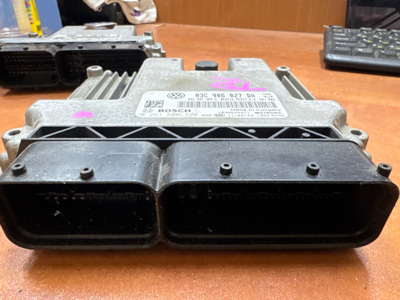 Блок управления двс VOLKSWAGEN Touran 2011