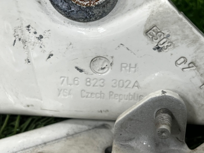 Петля капота VOLKSWAGEN TOUAREG 2007 7L