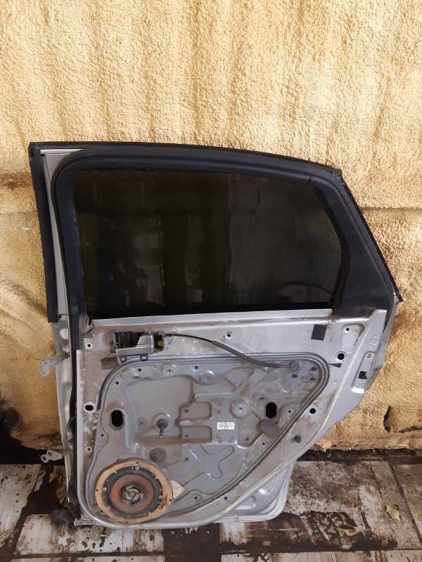 Задняя правая дверь Ford Focus 2005 2