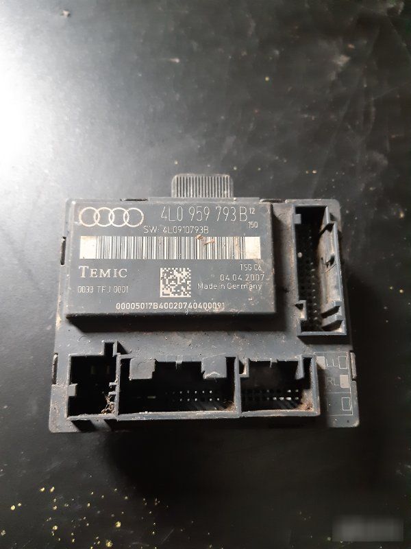 Блок управления дверьми Audi Q7