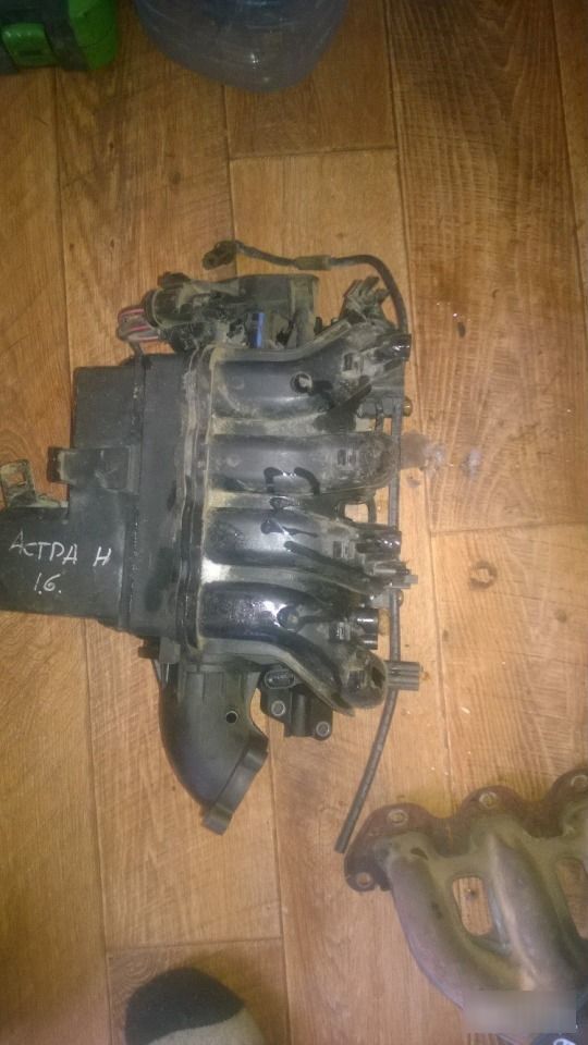 Впускной коллектор Opel Astra H 2004