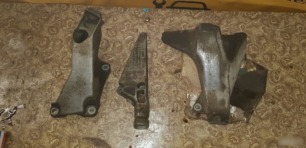 Кронштейн ДВС Audi A4 2000-2006 B6