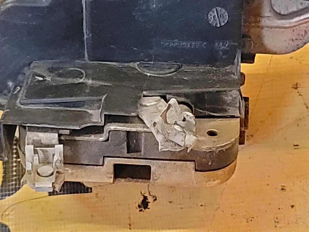 Замок двери Mitsubishi Carisma 2001