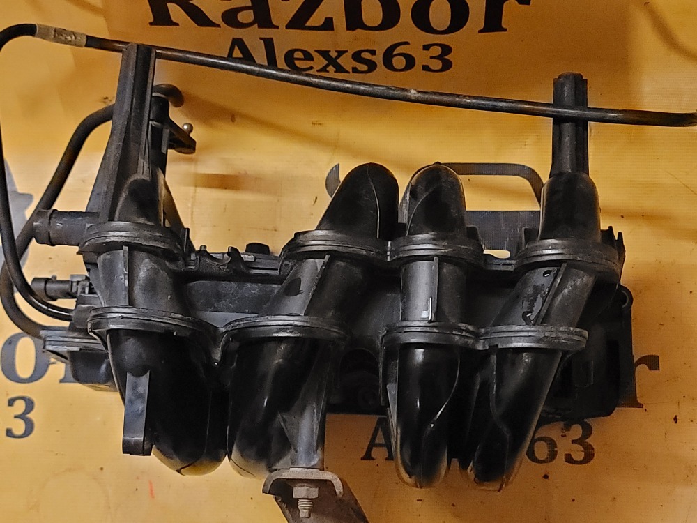 Впускной коллектор Renault Logan 2013 1