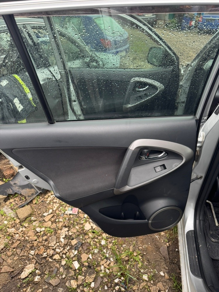 Дверь Toyota Rav 2006