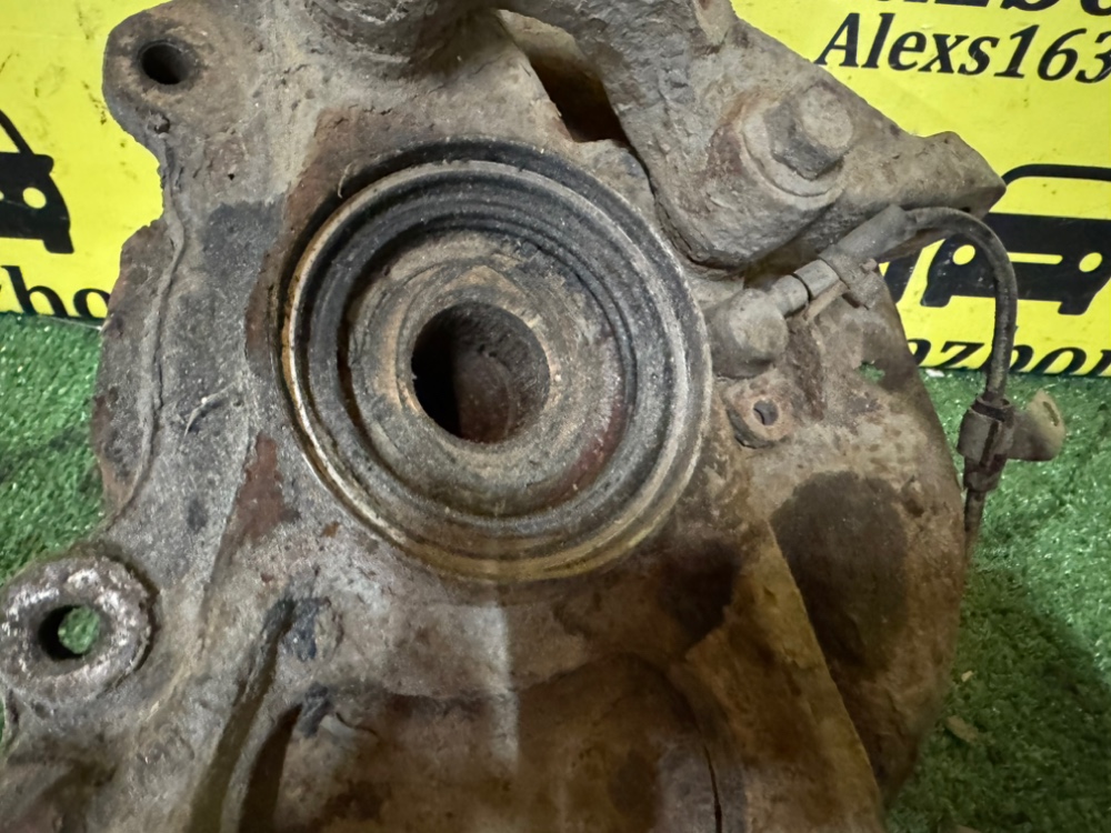 Кулак поворотный Lexus Lx 470 2005 J100