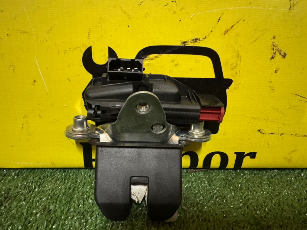 Замок багажника Volkswagen Polo 2014 5