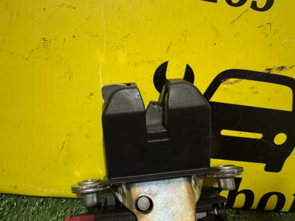 Замок багажника Volkswagen Polo 2014 5