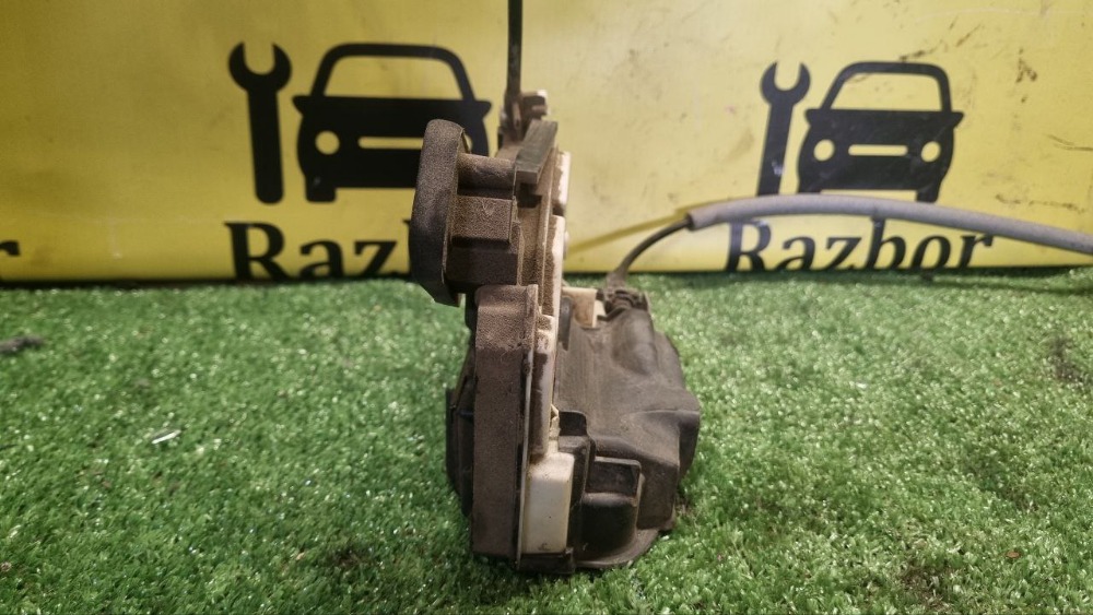 Замок двери Volkswagen Polo 2014 5