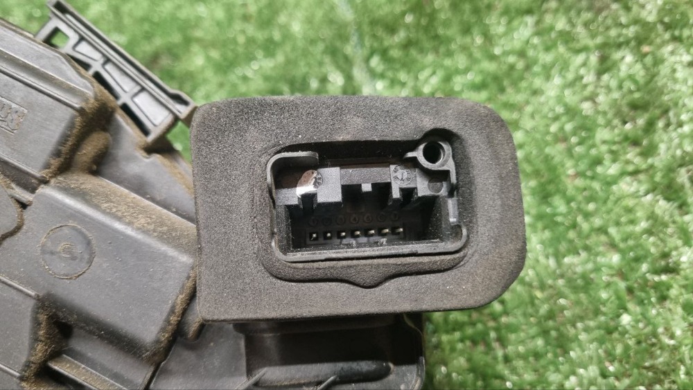 Замок двери Volkswagen Polo 2014 5