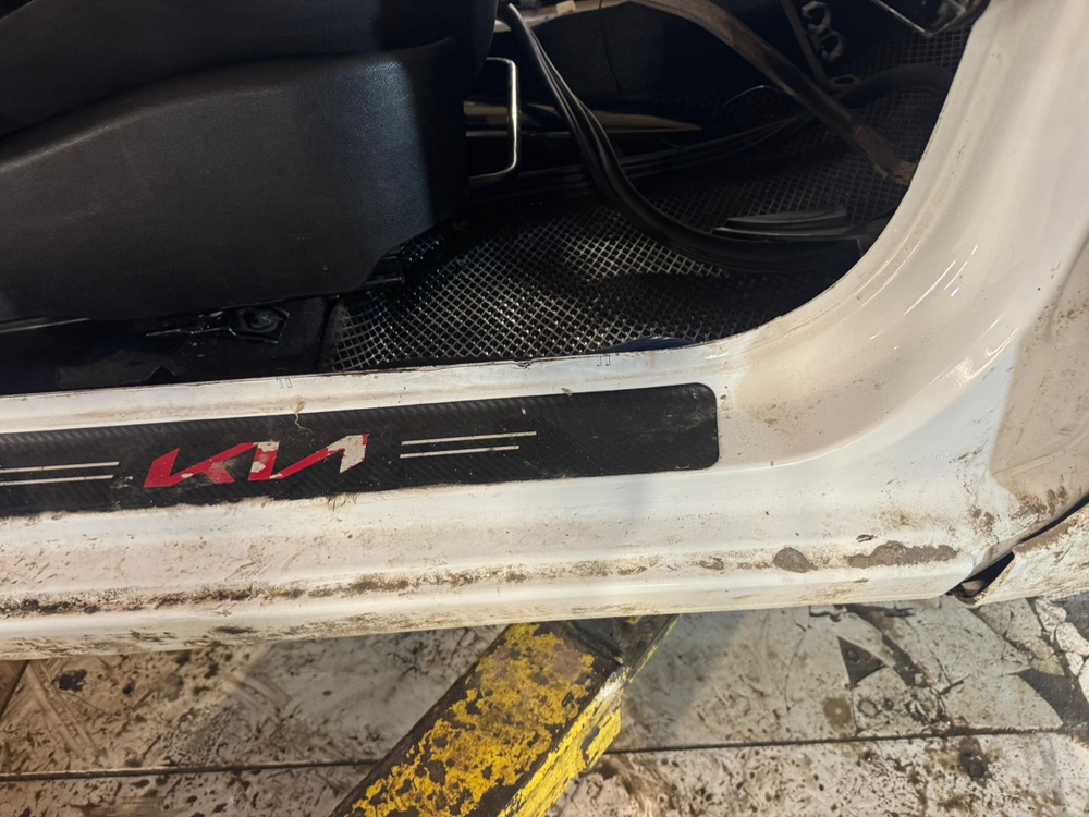 Порог кузова Kia Rio 3 2017 седан