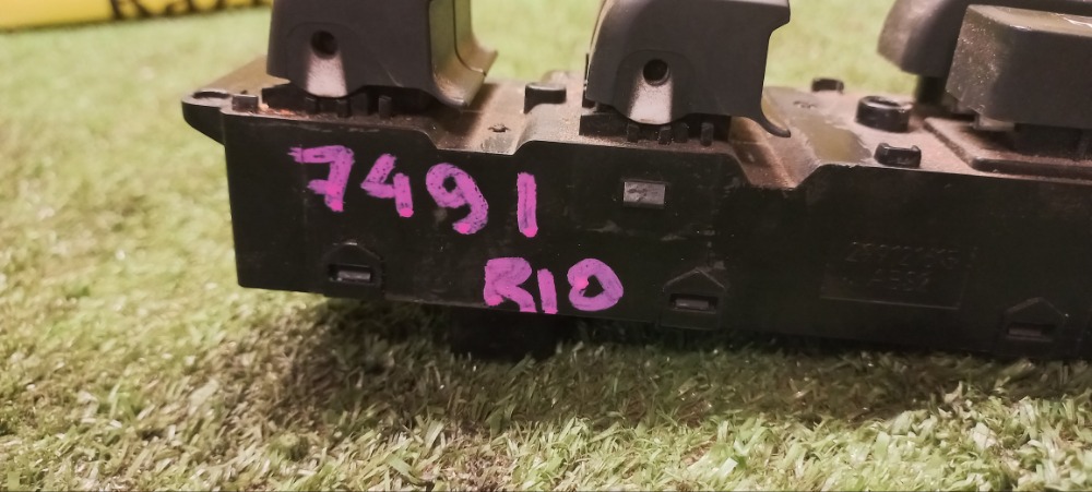 Блок управления стеклоподъемниками Kia Rio 3 2017 седан