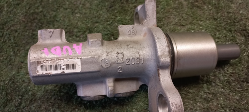 Главный тормозной цилиндр Audi A8