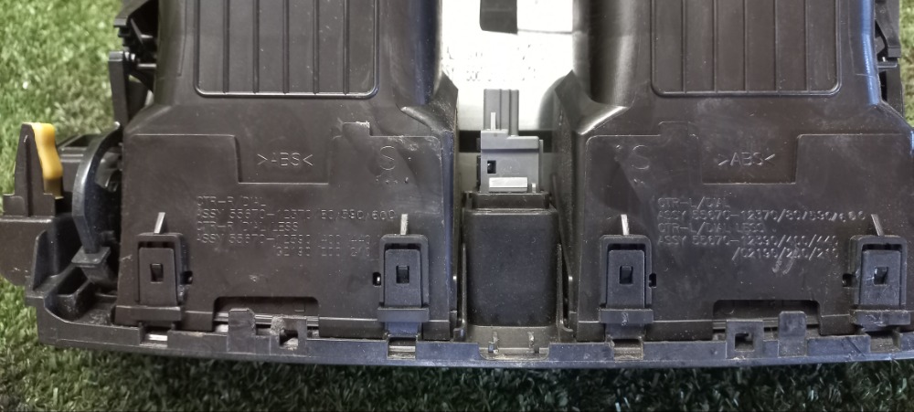 Дефлектор центральный Toyota Corolla 2011 E 151