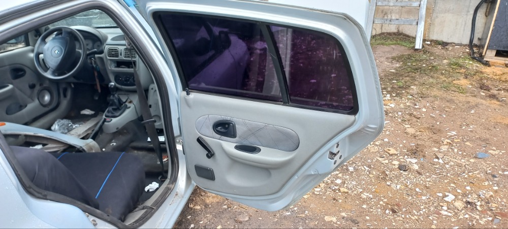 Задняя правая дверь Renault symbol 2004 au14