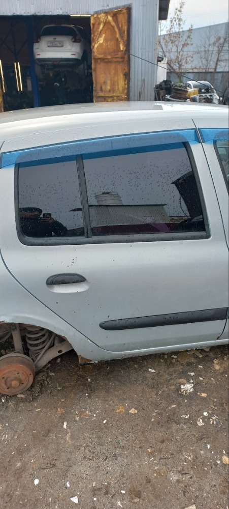 Задняя правая дверь Renault symbol 2004 au14