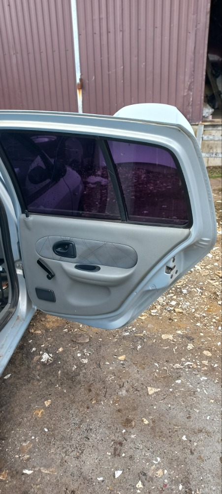 Задняя правая дверь Renault symbol 2004 au14