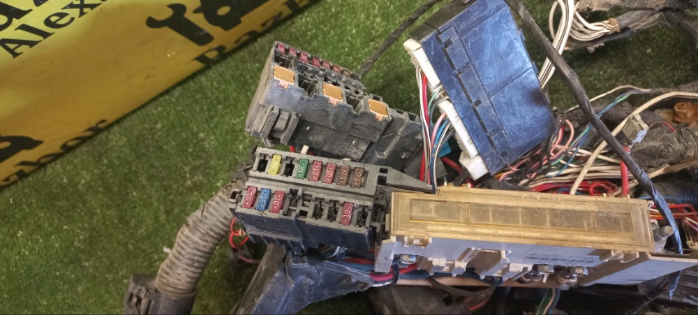 Подкапотная проводка Toyota Corolla 2011 E 151