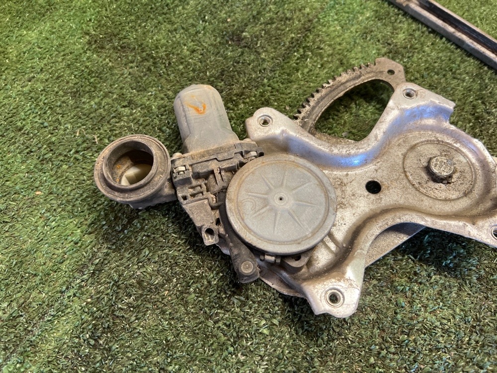 Стеклоподъемник Toyota Corolla 2011 E 151