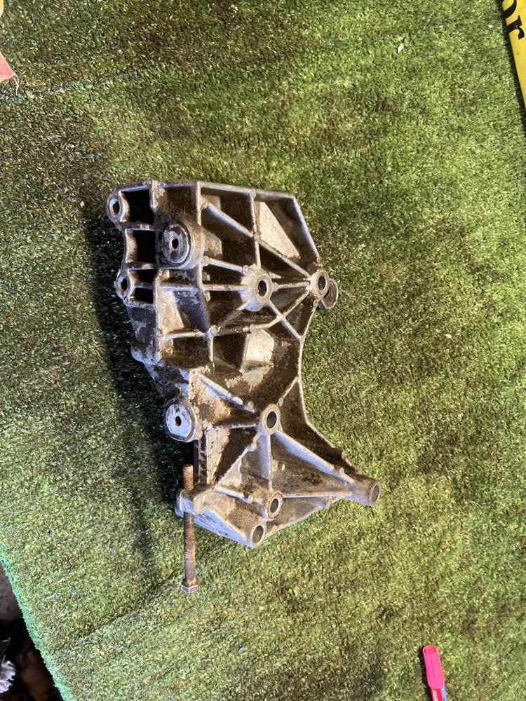 Кронштейн генератора Renault symbol 2004 седан