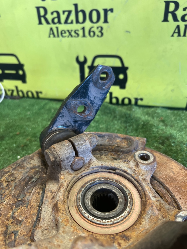 Поворотный кулак Renault symbol 2004 седан