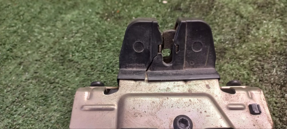 Замок багажника Opel Zafira 2008 B