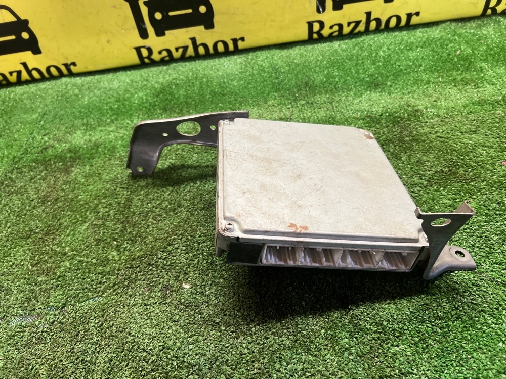 Блок управления двигателем (ЭБУ) Toyota Isis