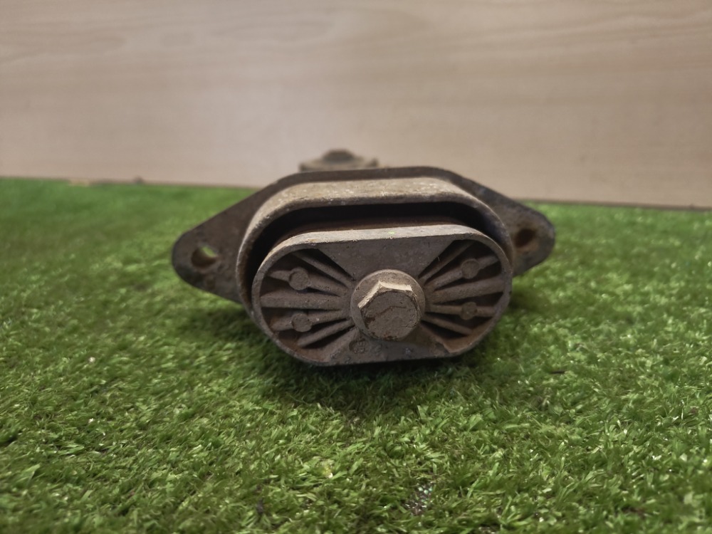 Опора двигателя Volkswagen Golf 2002 4