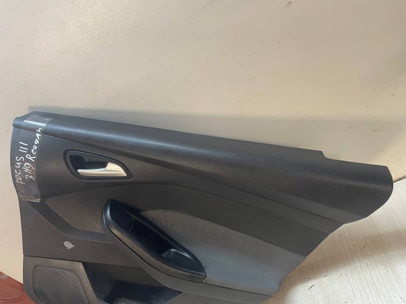Обшивка двери Ford Focus 3 2013 CB8