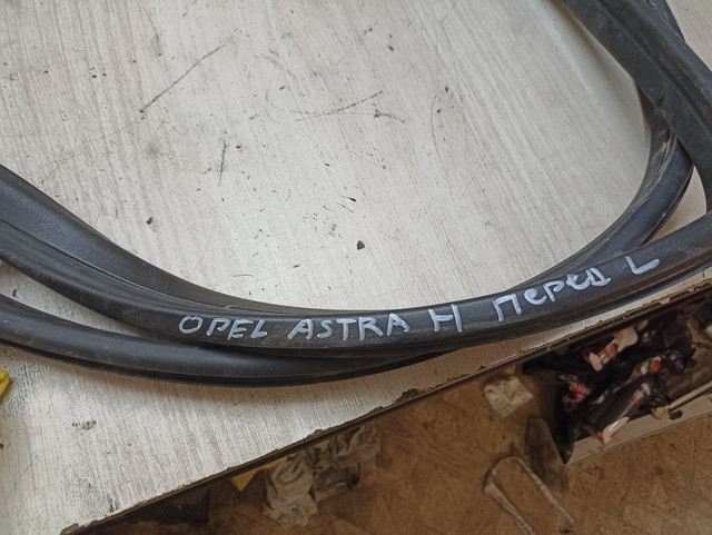 Уплотнитель двери Opel Astra H 2008 L48