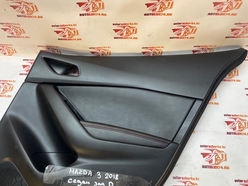 Обшивка двери Mazda 3 2018 BM седан