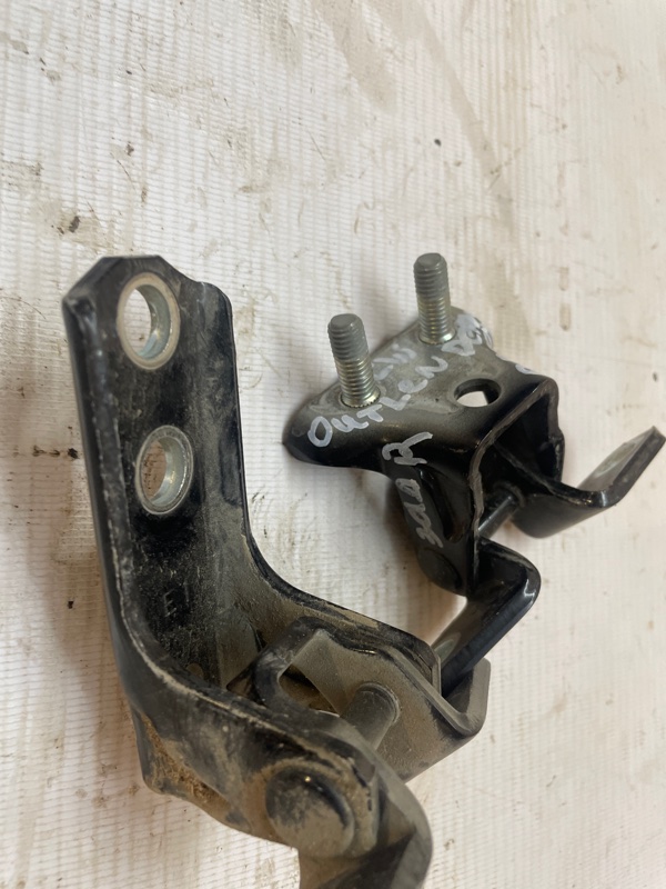 Петля двери Mitsubishi Outlander 2005-2012 CW0W