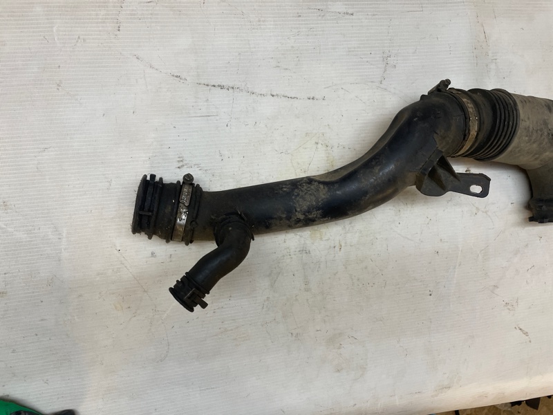 Патрубок воздушного фильтра Land Rover Range Rover Sport 2005-2012 L320