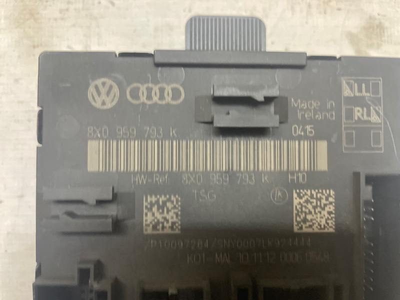 Блок управления дверьми Audi Q3 2013 8UB