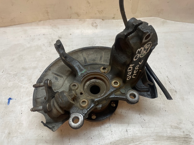 Кулак поворотный Audi Q3 2013 8UB