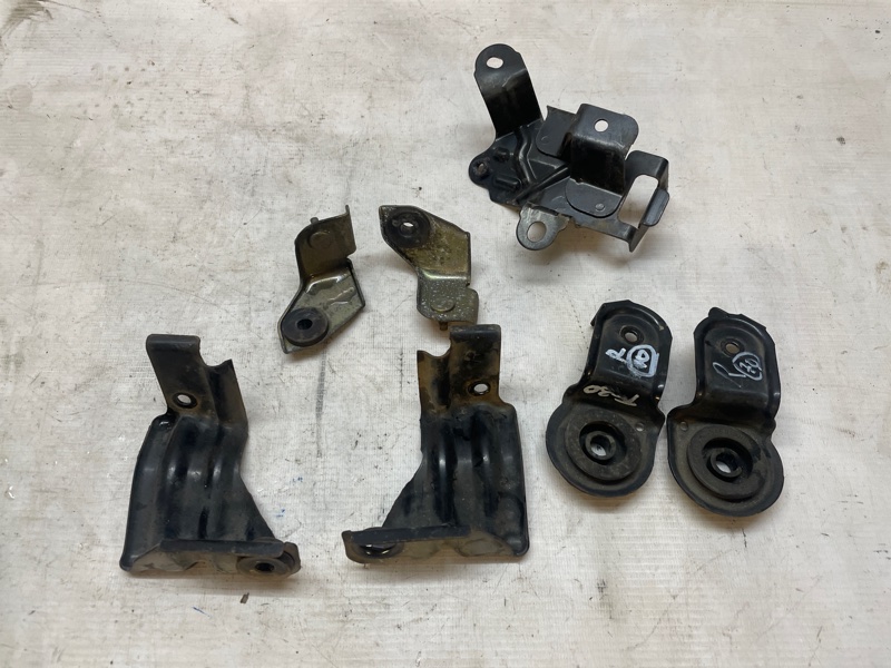 Кронштейн радиатора Nissan X-Trail 2000-2007 NT30
