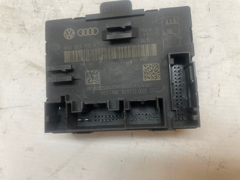 Блок управления дверьми Audi Q3 2013 8UB