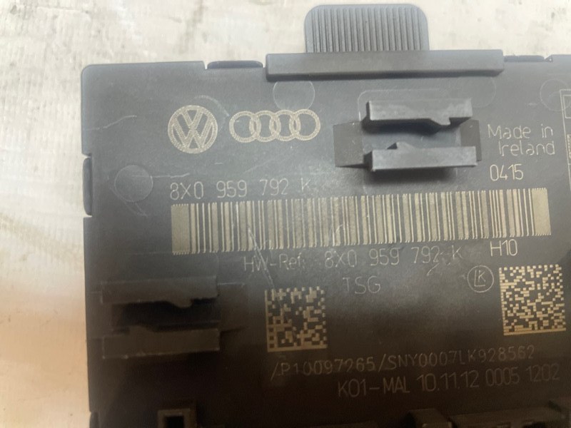 Блок управления дверьми Audi Q3 2013 8UB