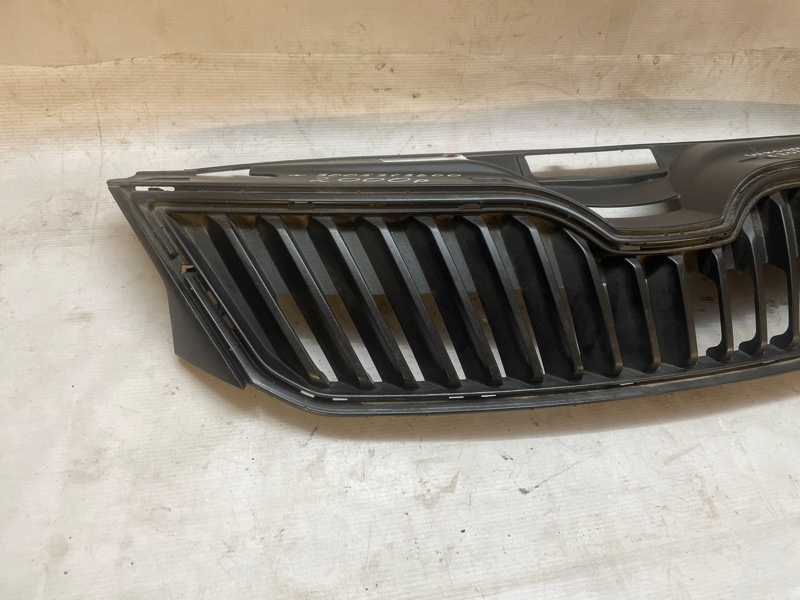Решетка радиатора Skoda Rapid 2012-2017 NH1