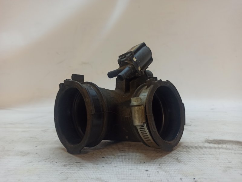 Патрубок воздушного фильтра Mazda 3 2003-2006 BK