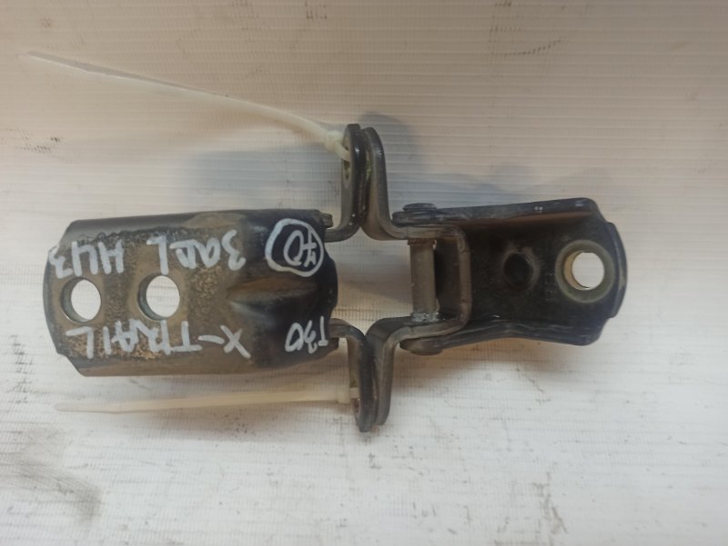 Петля двери Nissan X-Trail 2000-2007 NT30