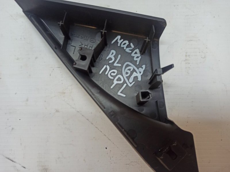 Уголок двери (внутренний) Mazda 3 2008-2013 BL