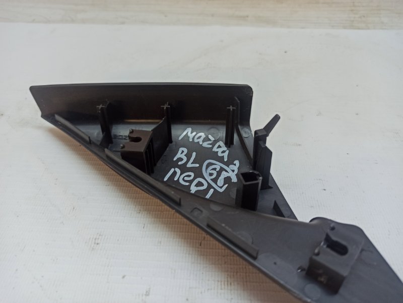 Уголок двери (внутренний) Mazda 3 2008-2013 BL