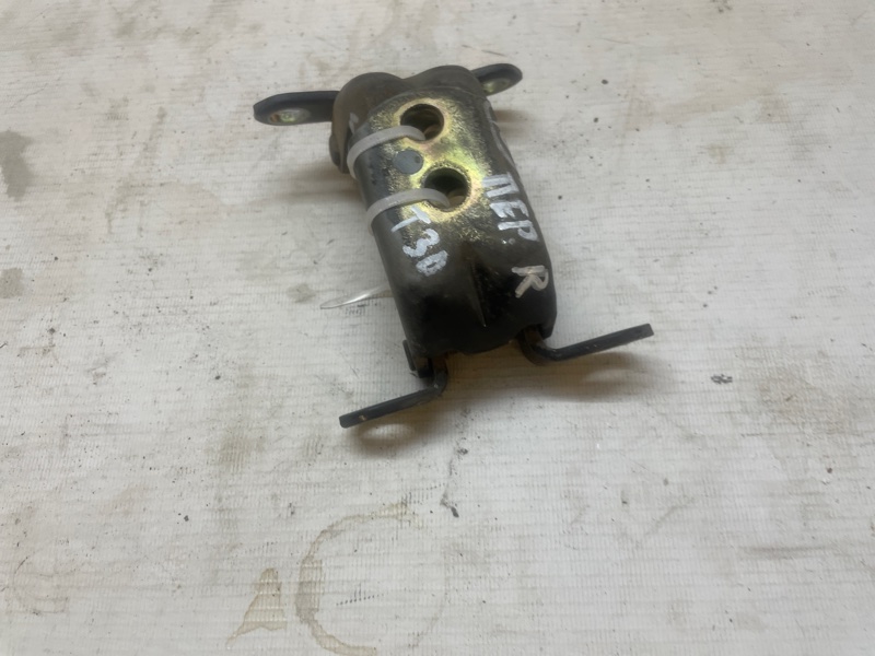 Петля двери Nissan X-Trail 2000-2007 NT30