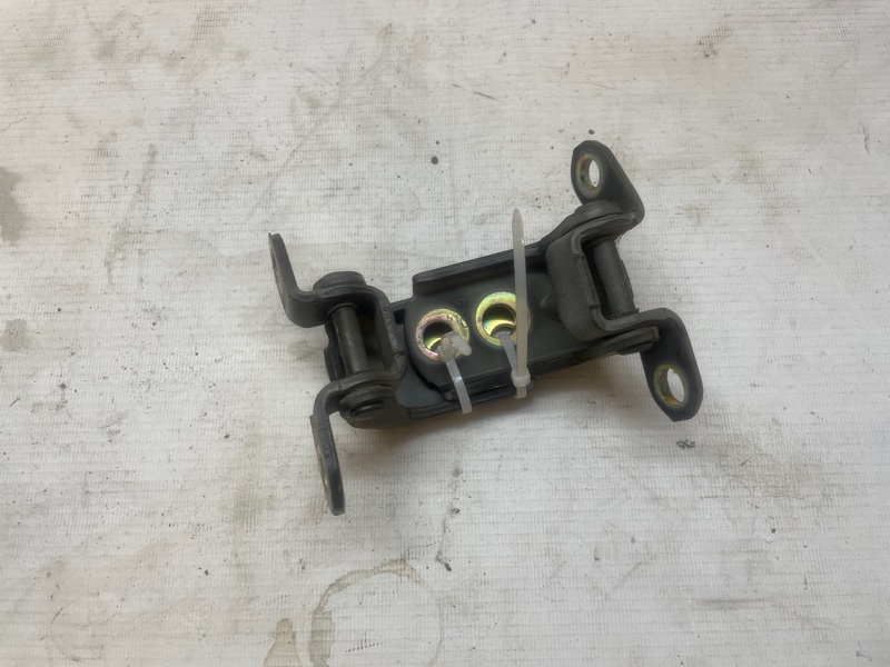 Петля двери Nissan X-Trail 2000-2007 NT30