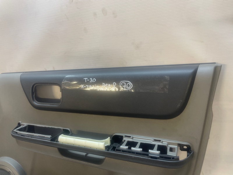 Обшивка двери Nissan X-Trail 2000-2007 NT30