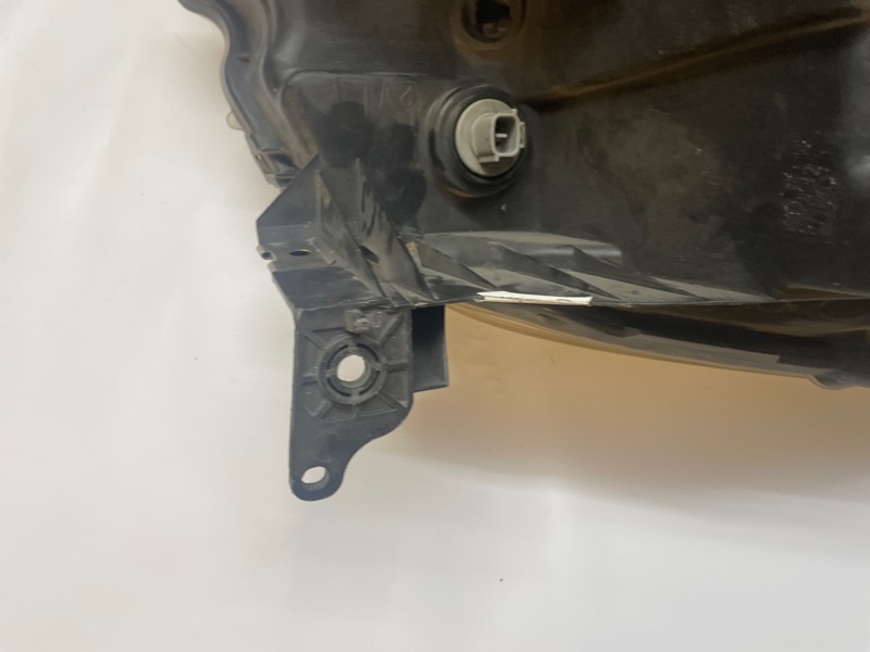 Фара Mitsubishi Dion CR5W